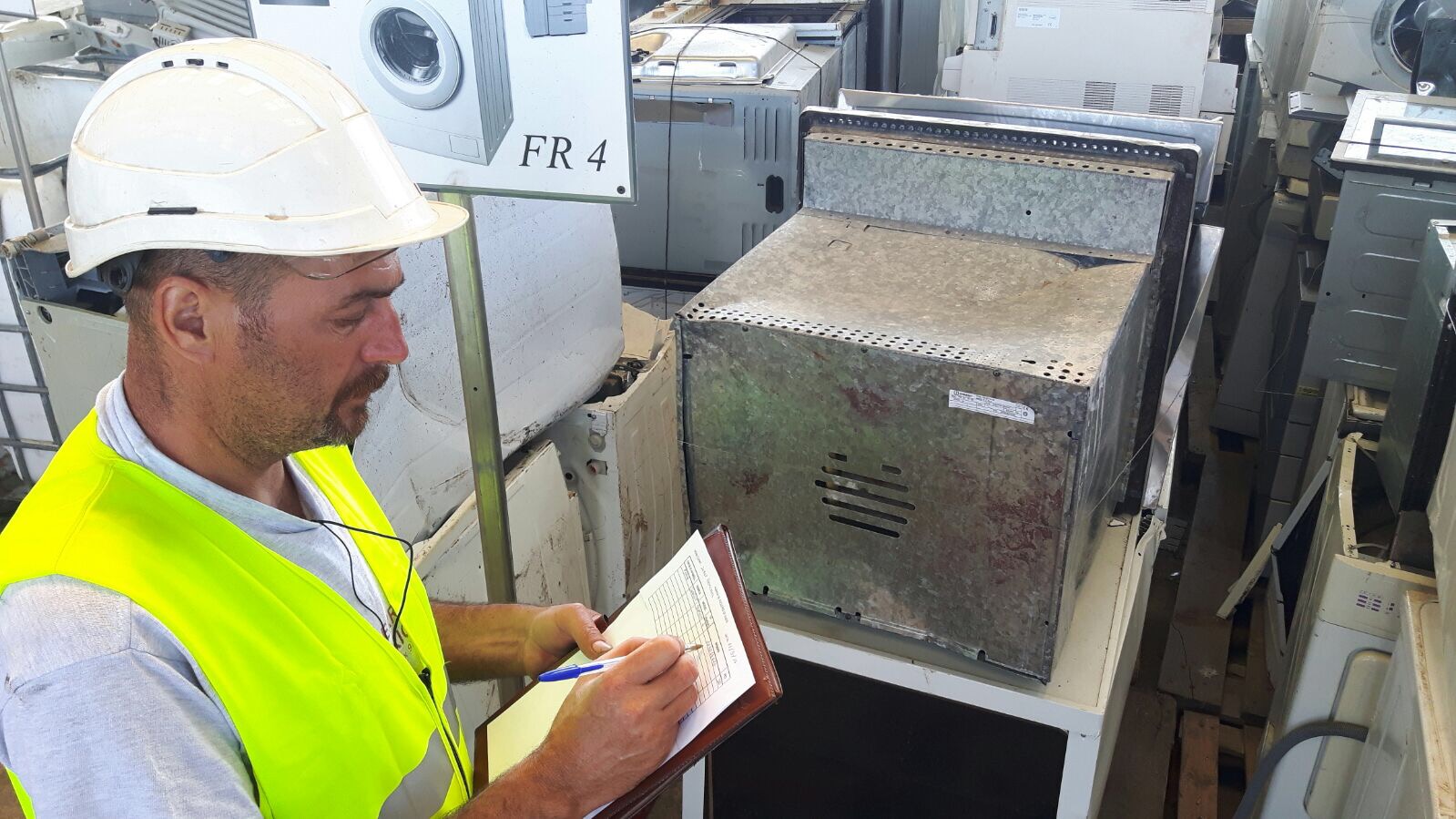 (Trabajador de Ferros Perich llenando el albarán de recepción de RAEEs)